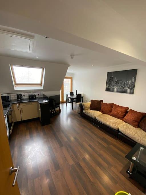 Spacious 2 Bed In Centre *