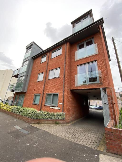 Spacious 2 Bed In Centre Apartment *