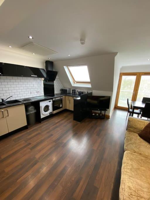 Spacious 2 Bed In Centre Apartment *